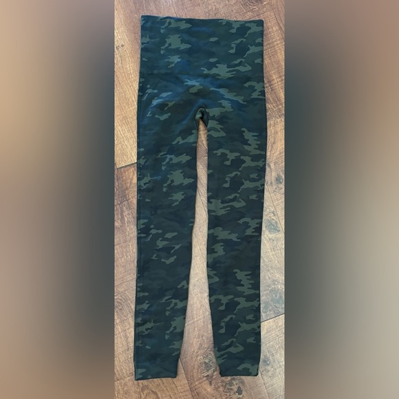SPANX Pants - SPANX women green camo leggings Sz small S/P